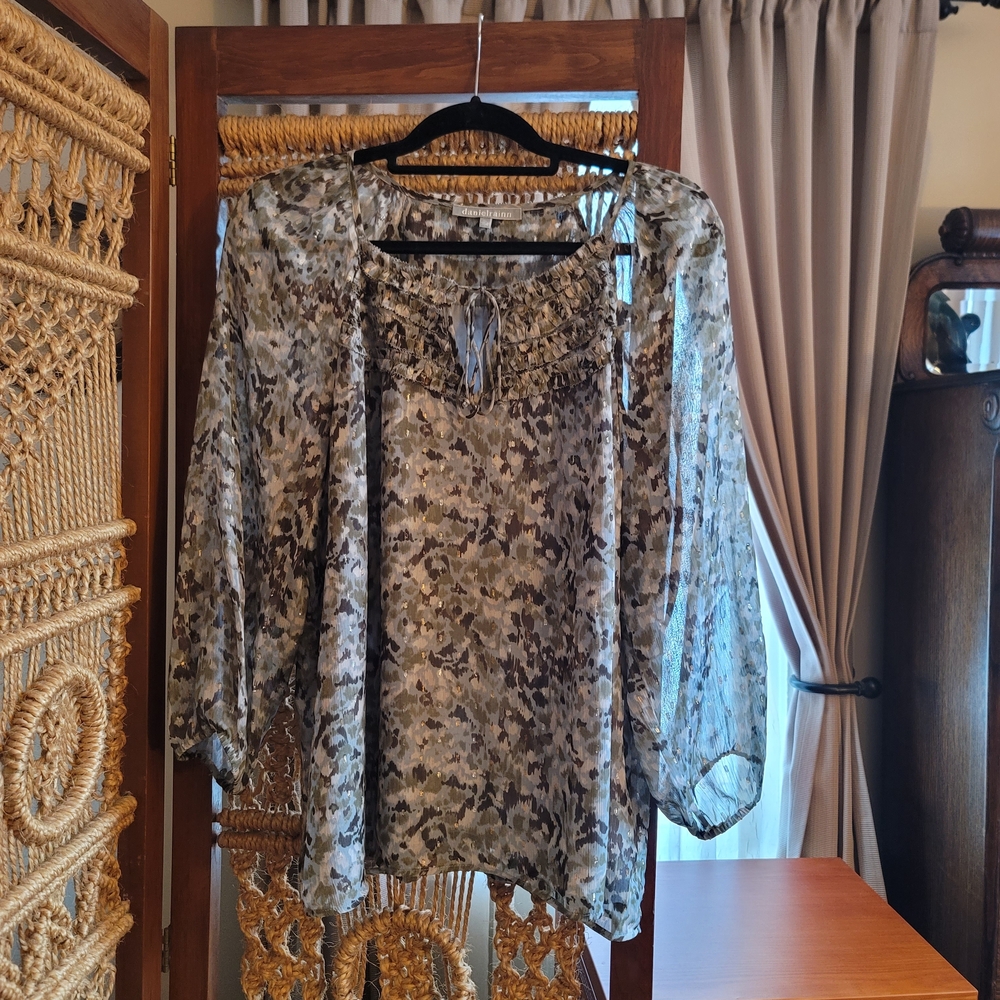 Daniel Rainn (StitchFix) 3/4 Sleeve Front Ruffle Blouse